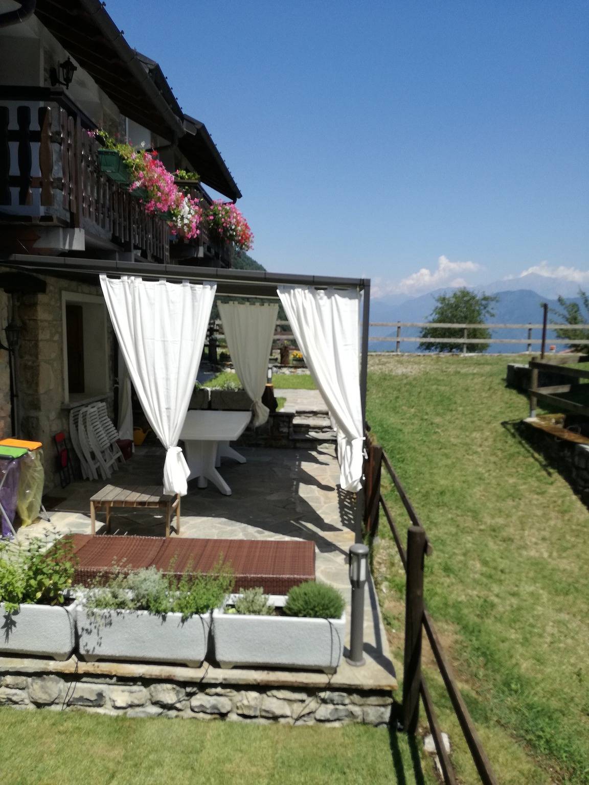 Casa Vacanze 'Tra Lago e Monti' con Vista Lago, Terrazza Privata e Wi-Fi in Biazzeno, Comune di Dizzasco