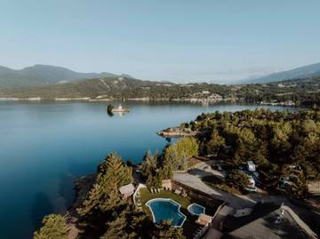 Camping pour 8 personnes, avec terrasse et piscine dans Lac de Serre-Ponçon