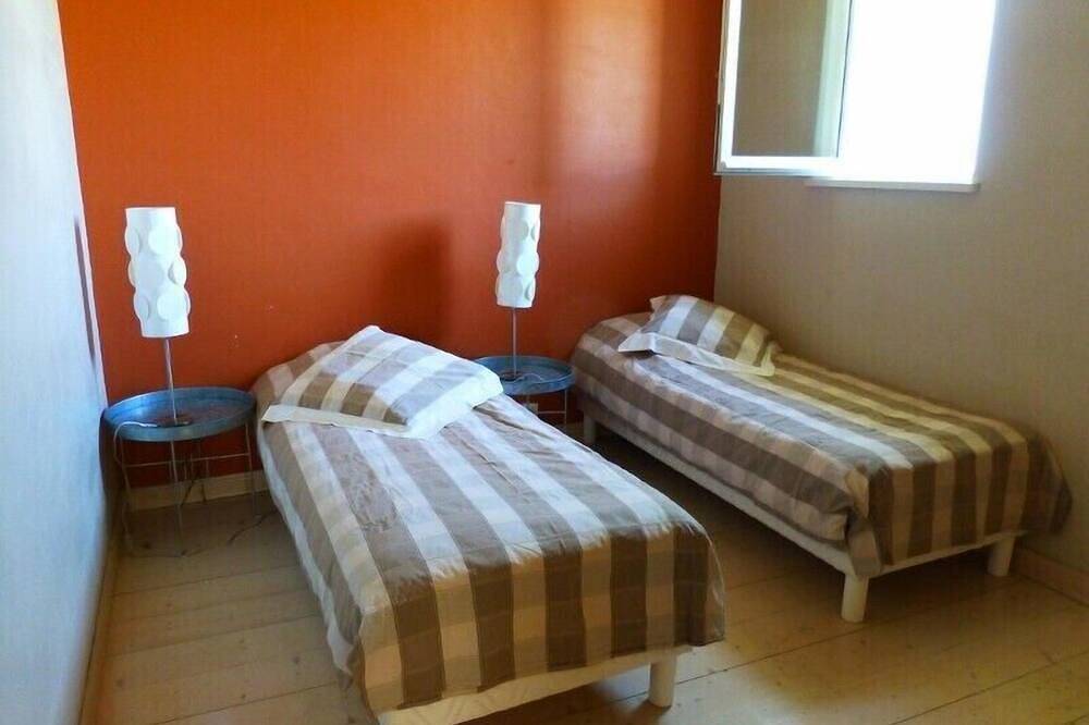 Villa en parcela de 1100m2 rodeada de muros zona muy tranquila este oeste in Loix, Isla de Ré