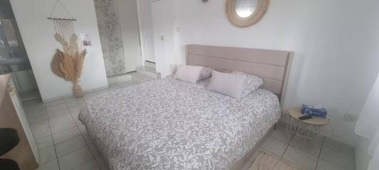 Gîte pour 3 personnes, avec vue ainsi que piscine et jardin à Vidauban