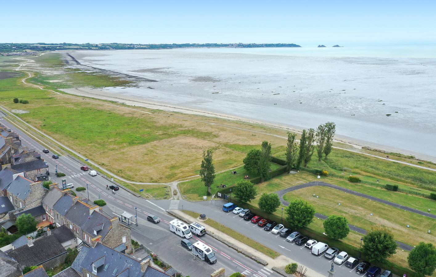 Appartement vue mer avec terrasse, parking et WiFi in Saint-Benoît-des-Ondes, Baie du Mont-Saint-Michel
