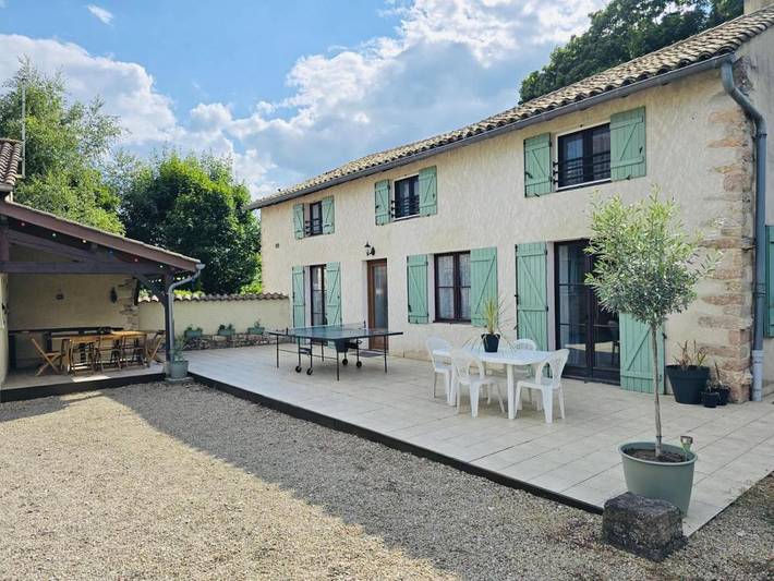 Gîte pour 8 personnes, avec terrasse à Préty