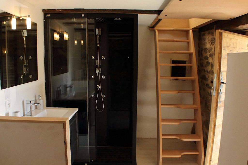 Cantal Insolite - Le Séchoir à Châtaignes - Chambre Insolite du Châtaignier - Indépendant in Marcolès, Région d'Aurillac