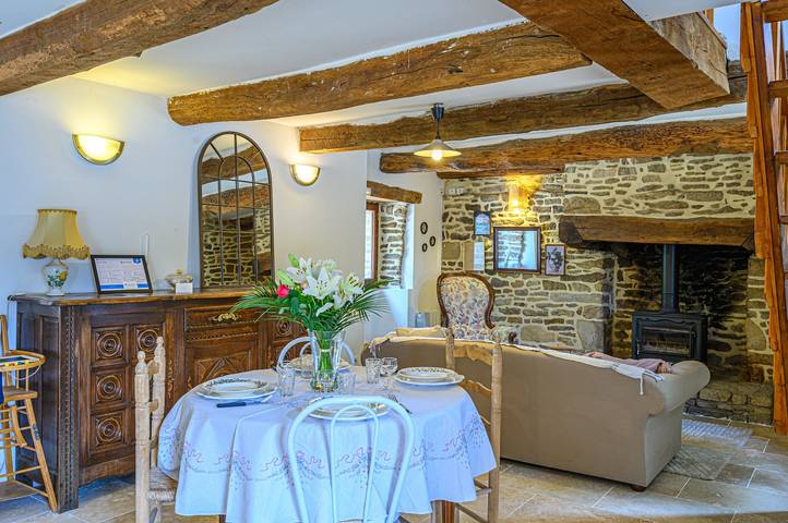 Location de vacances pour 4 personnes, avec Terrasse et Jardin à Theix