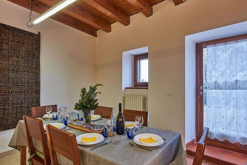 Gemütliche Wohnung in einem Ferienhaus für 8 Gäste mit  W-Lan, Tv und Innenhof in Caprino Veronese, Gardasee-Berge