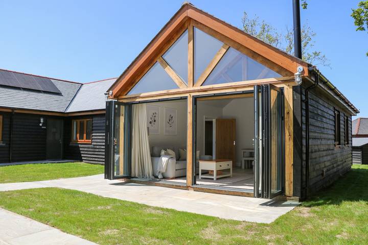 Cottage for 4 people, with Garden and Pool as well as Sauna in Portsmouth