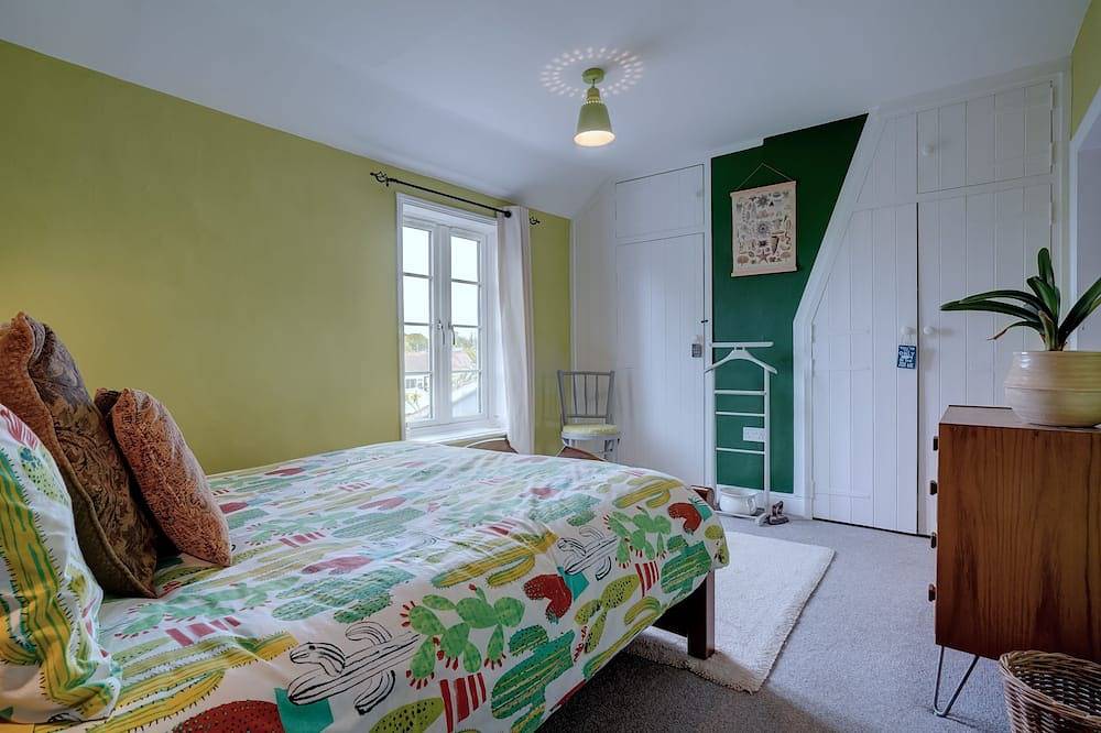 Bulmer Cottage | Dog-Friendly Coastal Cottage, 10 Mins Walk to Beach in Great Yarmouth, The Broads