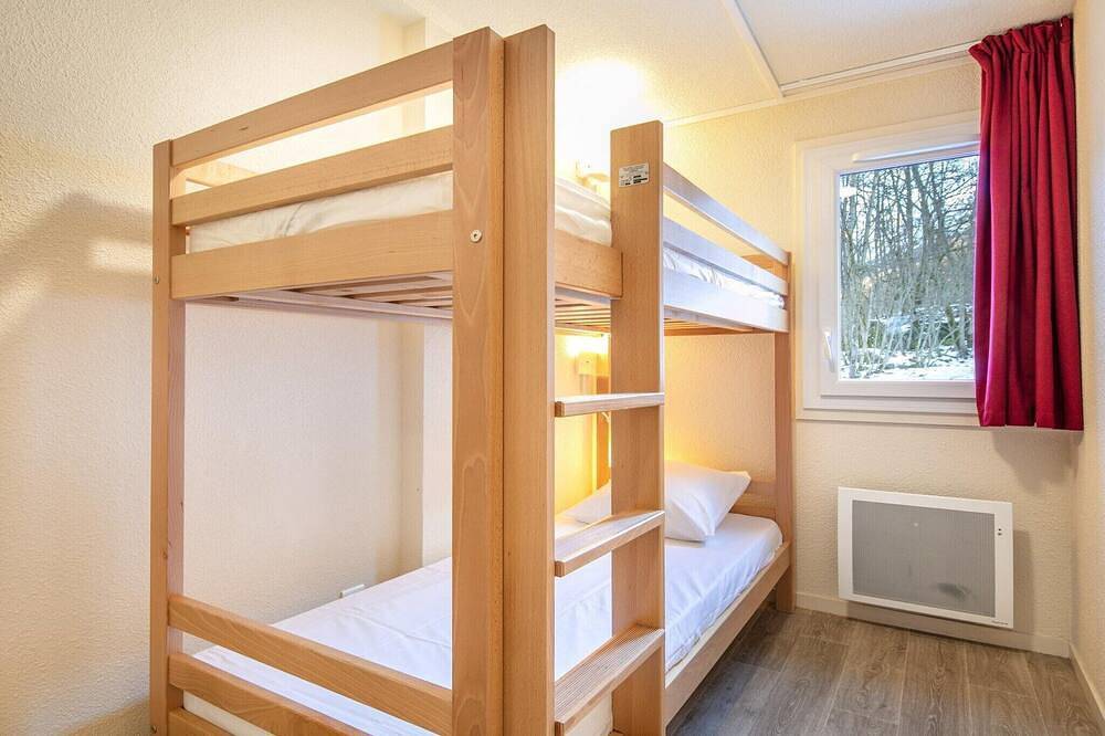 Entire apartment, Mountain Lodging with Private Balcony in Saint-Colomban-des-Villards, Saint-Jean-de-Maurienne region