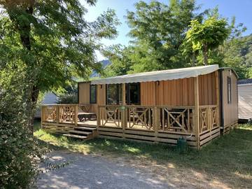 Caravane pour 6 personnes, avec terrasse ainsi que balcon/terrasse et vue sur le lac à Sampzon