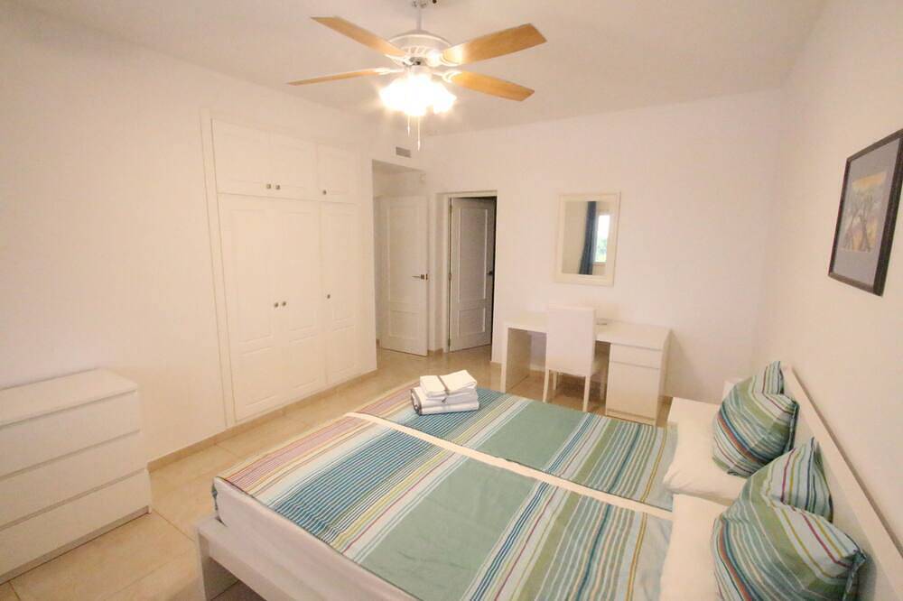 Villa with a large private swimming pool and panoramic coast views! in Mutxamel, Alicante Province