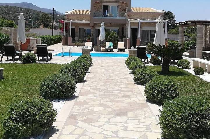 Ferienhaus für 11 Personen, mit Balkon und Whirlpool sowie Garten in Sitia