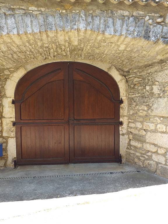 Beau mas provençal en pierre dans la Vallée de la Cèze in Goudargues, Région de Nîmes