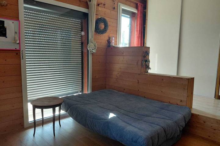 Wooden house with a large deck and a 5-person hot tub, not overlooked in Nivillac, Vannes region