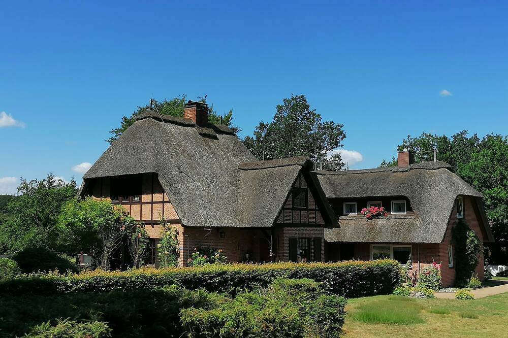 Reetgedecktes Ferienhaus am Strandweg in Lütjensee in Lütjensee, Kreis Stormarn