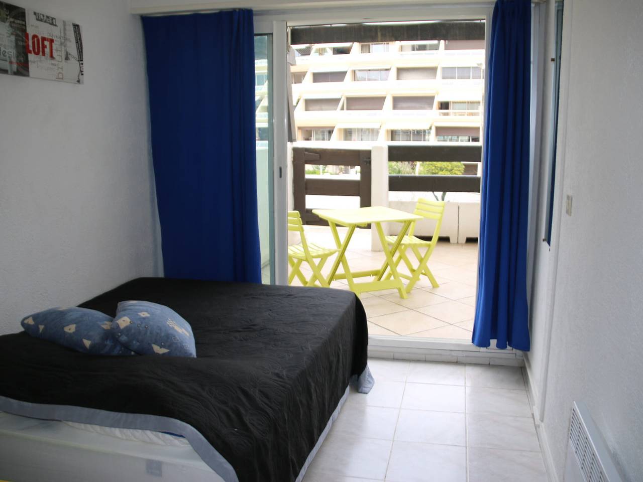 Entire studio, Cozy Air-Conditioned Studio with Terrace & Parking, Ideal for 2 in Vibrant Agde in Cap d'Agde, Agde