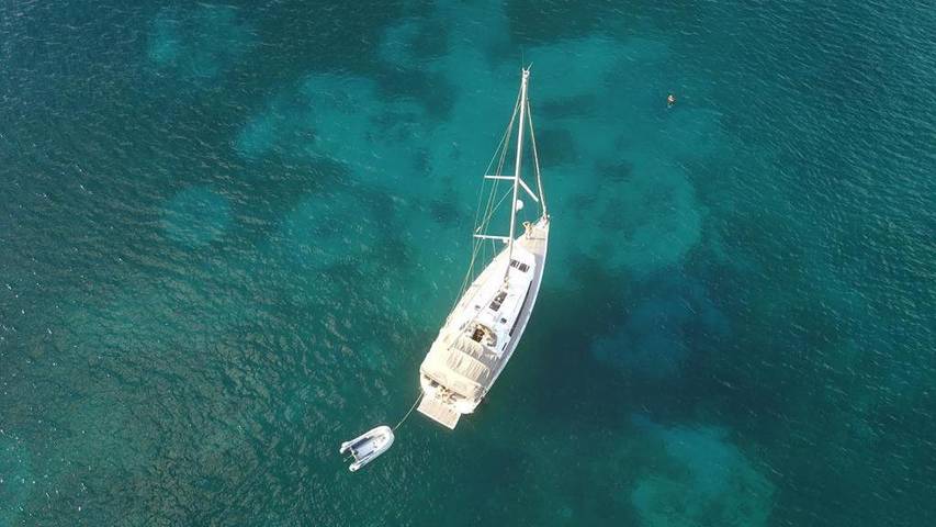 Bateau pour 2 personnes dans Marina du Marin