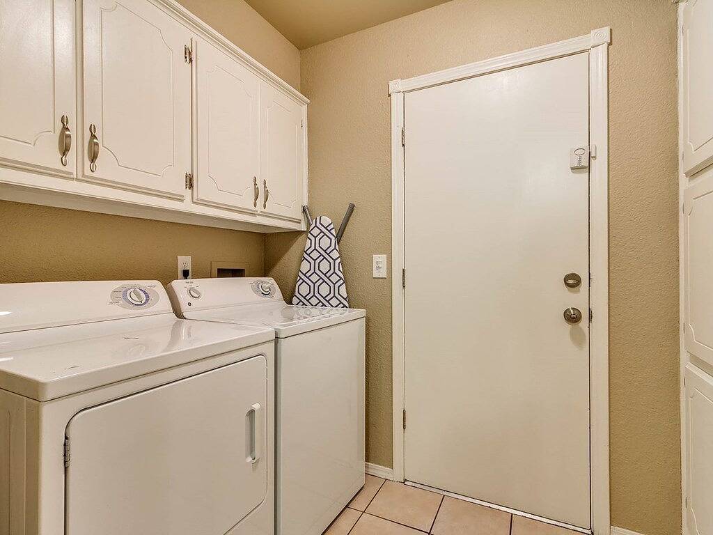 Aktualisiertes geräumiges Zuhause, komfortable Liegen, Playstation 4 & Spielplatz in Edmond, Oklahoma County