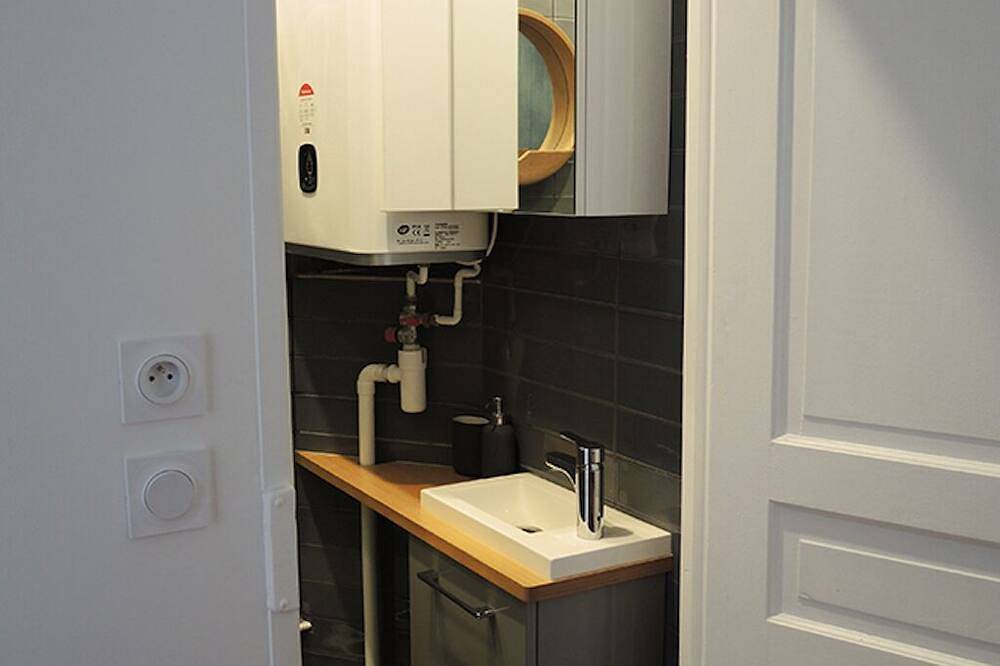 Independent Guest Annex With Balcony in Parigi, Ile-de-France