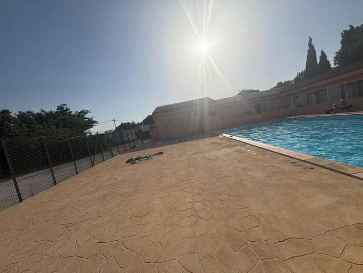 Camping pour 6 personnes, avec Terrasse ainsi que Jardin et Piscine