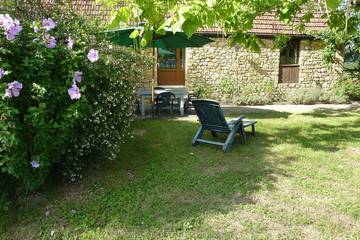 Location de vacances pour 4 personnes, avec piscine ainsi que jardin et jacuzzi, animaux acceptés à Vézac