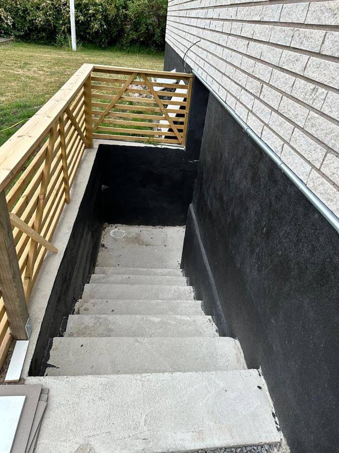 Appartement entier, Mysig stuga i lugnt villaområde med eget badrum och kök i huvudbyggnadens källare in Kalmar, Mer Baltique suédoise