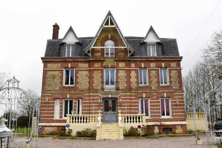 Location de vacances pour 30 personnes, avec Terrasse et Jardin ainsi que Piscine et Sauna à Norrey-en-Auge