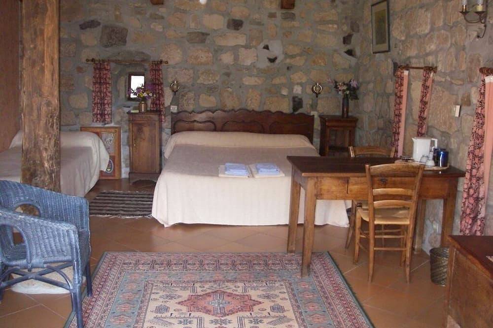 Meublé de 4 à 14 personnes. Aire extérieur privée 300 m². Piscine commune. in Pourchères, Parc naturel régional des Monts d'Ardèche