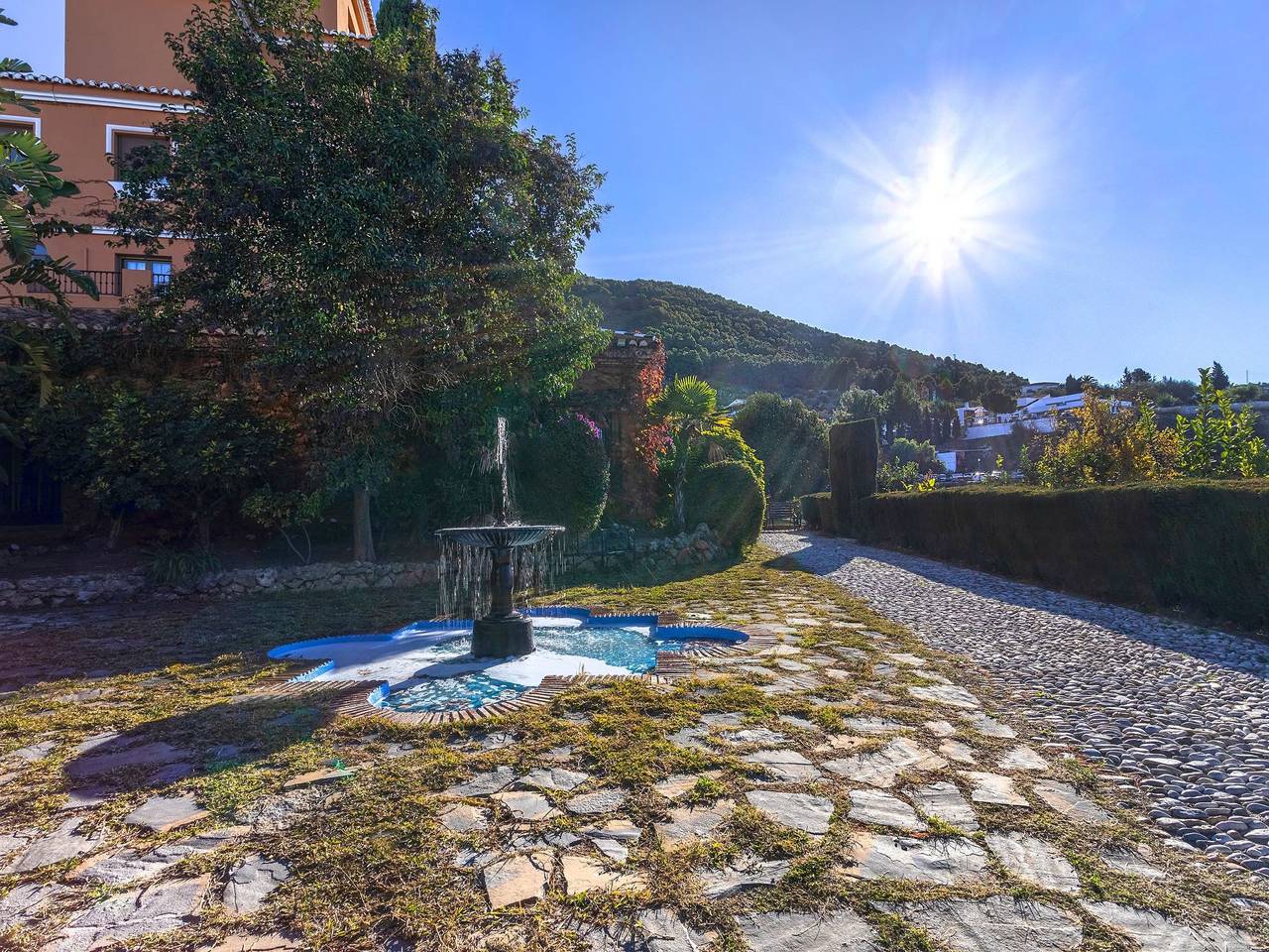 Beheiztes Hallenbad und Freibad in Alcaucín, Málaga Provinz