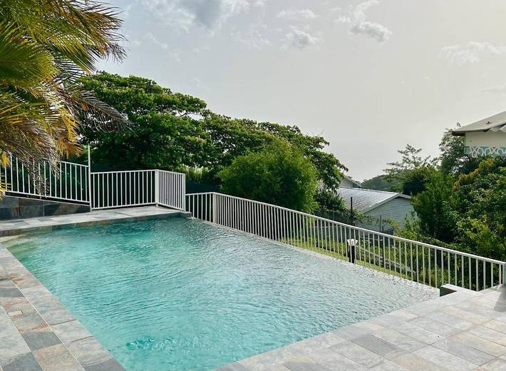 Gîte pour 4 personnes, avec piscine ainsi que jardin et vue à Le Carbet - 2