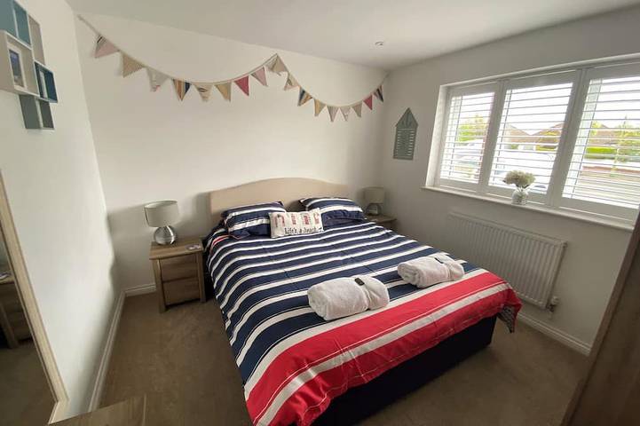Luxury Dorset coast property with hot tub. Great location, short walk from beach in Bournemouth, South West England