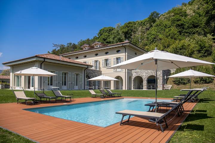 Villa per 14 persone, con Balcone e Terrazza nonché Giardino e Piscina a Comune di Verbania