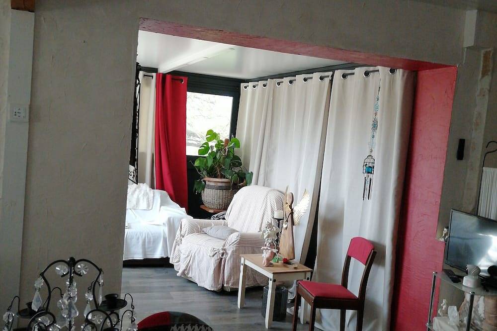 Vacation home with ping pong,, swimming pool, 3 bedrooms 2 shower rooms in Cheval-Blanc, Parc naturel régional du Luberon