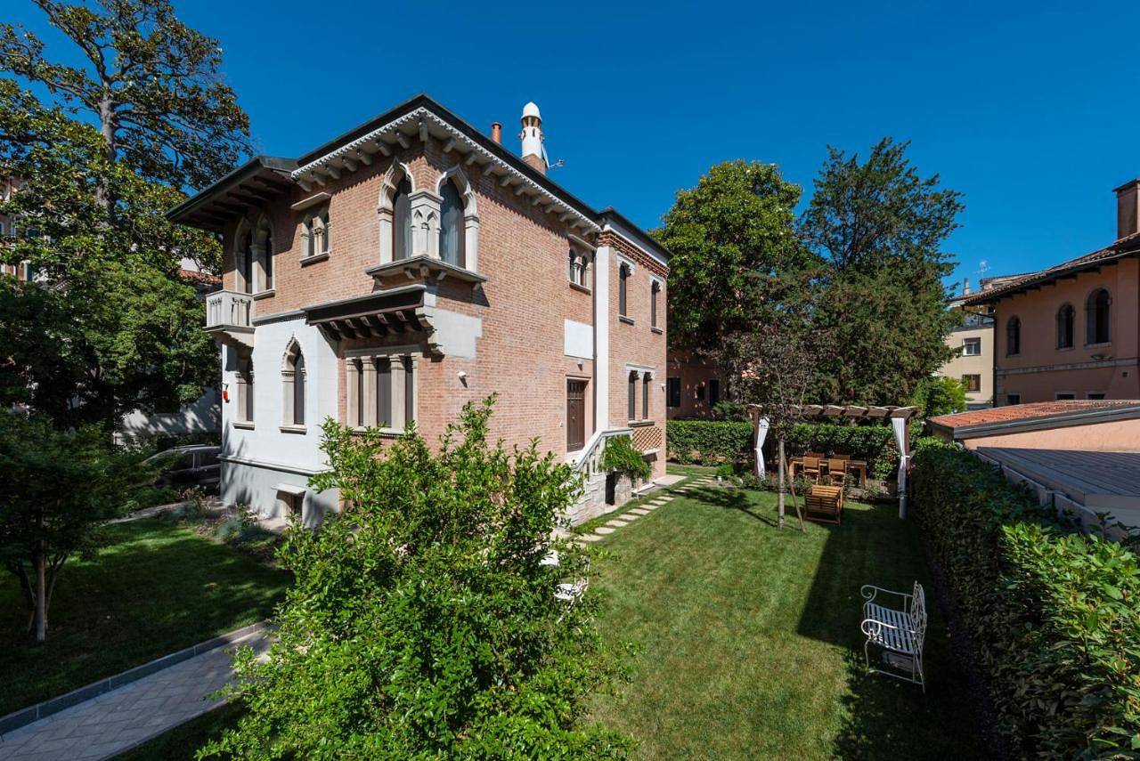 Villa Gallo 1915, luxurious villa with garden and Spa in Lido di Venezia, Venezia
