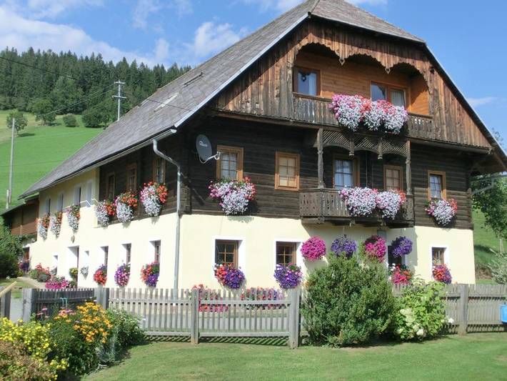 Ferienwohnung für 4 Personen, mit Terrasse und Garten sowie Pool und Ausblick