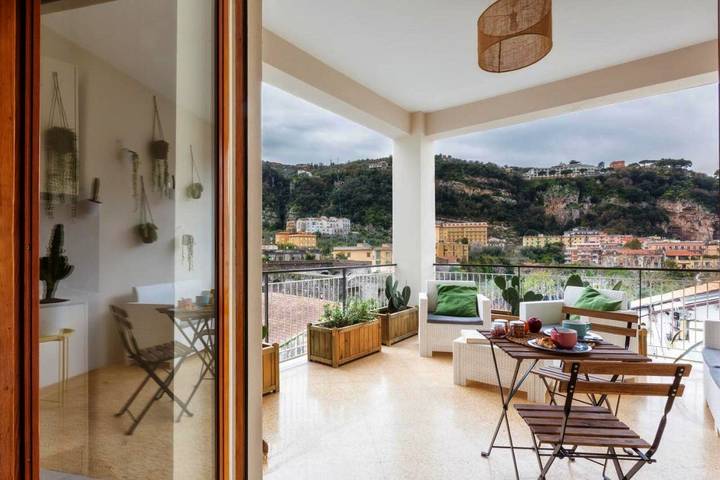 Casa de huéspuedes para 11 personas, con balcón en Sorrento