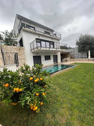 Gîte pour 6 personnes, avec balcon ainsi que piscine et vue à Sainte-Agnès