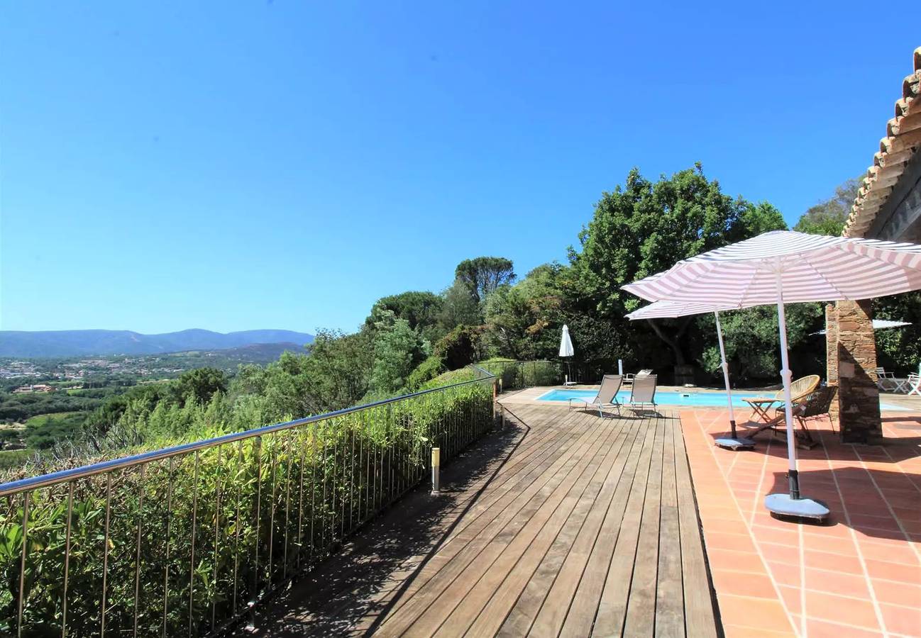 Villa met privé zwembad met uitzicht op Grimaud in Grimaud, Middellandse Zeekust (Frankrijk)