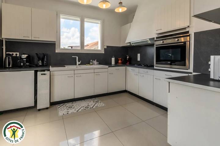 Gîte pour 12 personnes, avec terrasse dans Aÿ-Champagne - 3