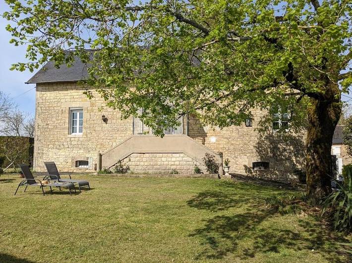 Location de vacances pour 8 personnes, avec Terrasse ainsi que Jardin et Vue à Louignac