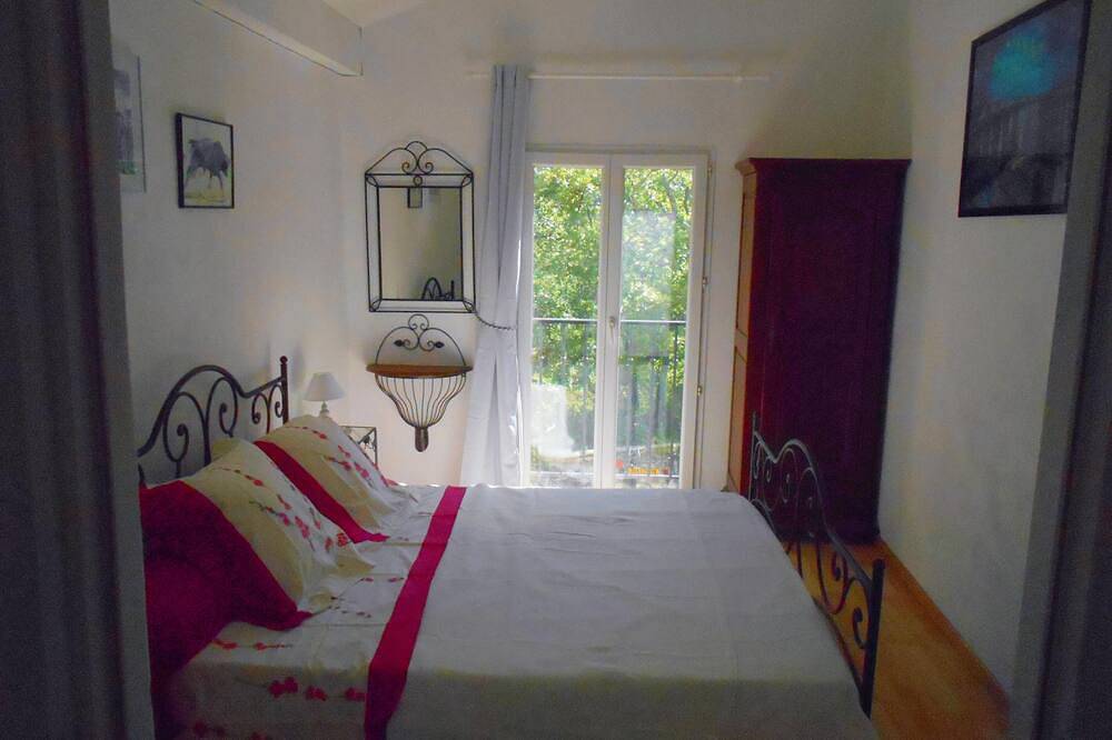 Un havre de paix  à l'ombre des chênes. Deux chambres, clim, piscine, terrasse in Collorgues, Région de Nîmes