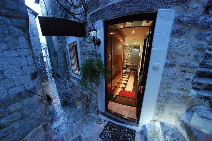 Dom dla 4 osób, z jacuzzi w Kotor