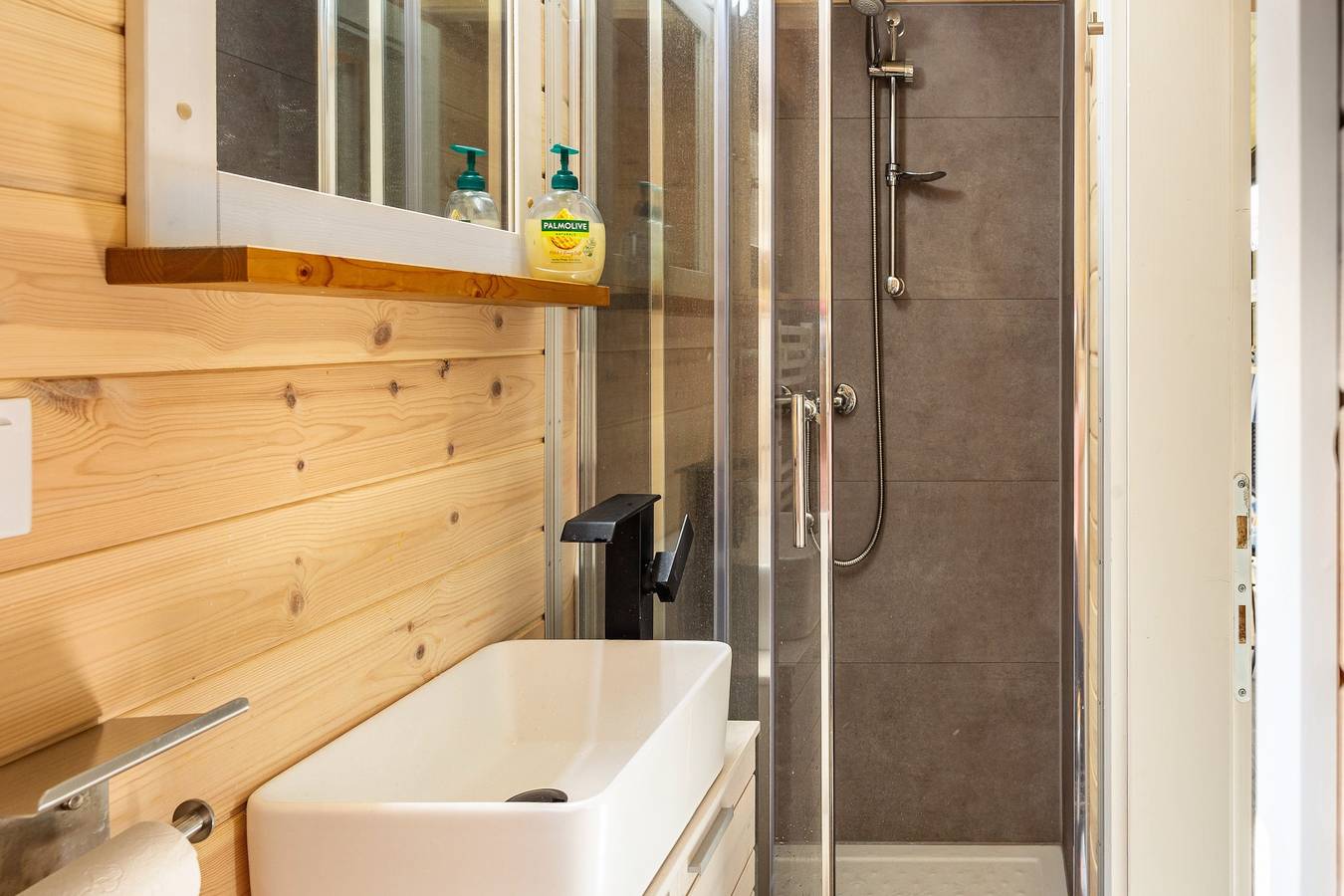 Tiny Home 'Evita' met privétuin, Wi-Fi en airconditioning, foto 10