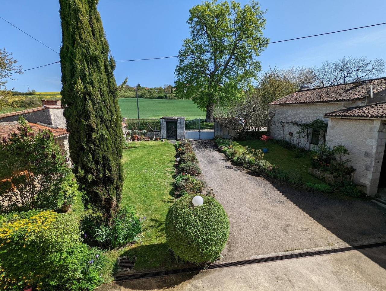 Alojamiento y desayuno para 3 personas con piscina in Chadurie, Charente