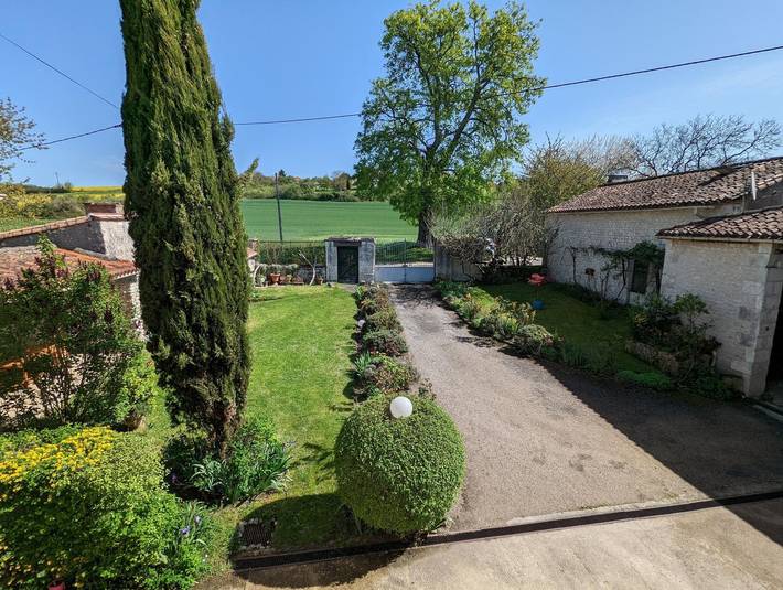 Chambre d’hôte pour 3 personnes, avec piscine et jardin, animaux acceptés en Charente - 4