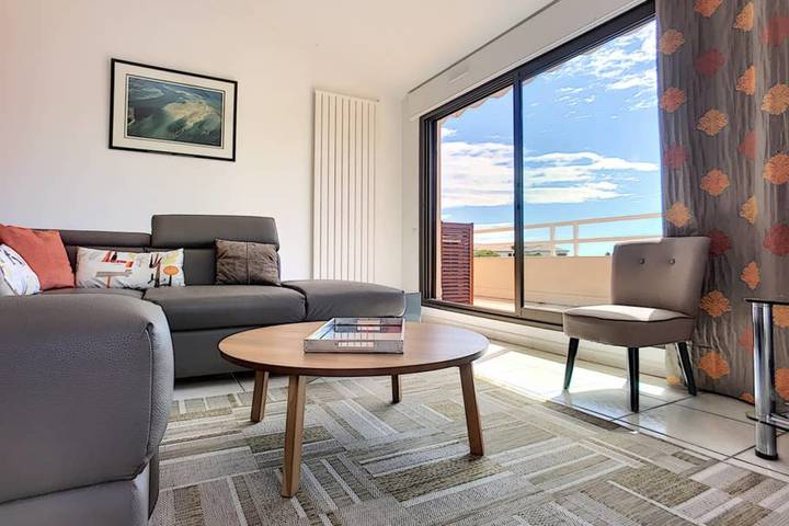 Ferienwohnung für 6 Personen, mit Balkon und Pool, kinderfreundlich in Antibes