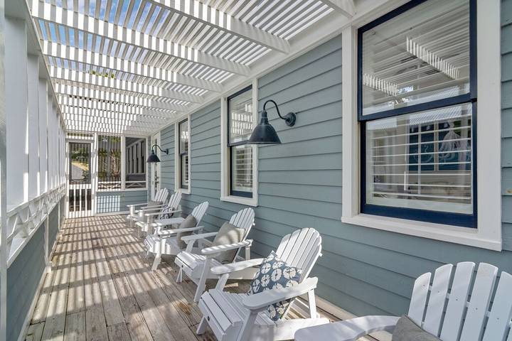 Vacation house for 8 people, with pool and balcony in Seaside