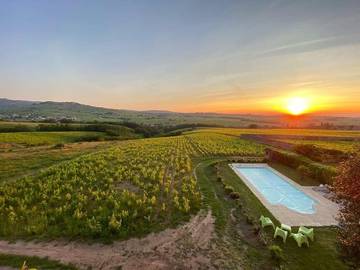 Gîte pour 4 personnes, avec vue et terrasse ainsi que piscine et jardin dans La Chapelle-de-Guinchay