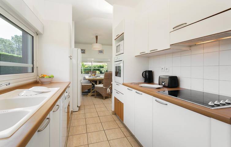 Poolside Sarlat Apartment with Parking & WiFi in Moliets-et-Maa, Côte d’Argent