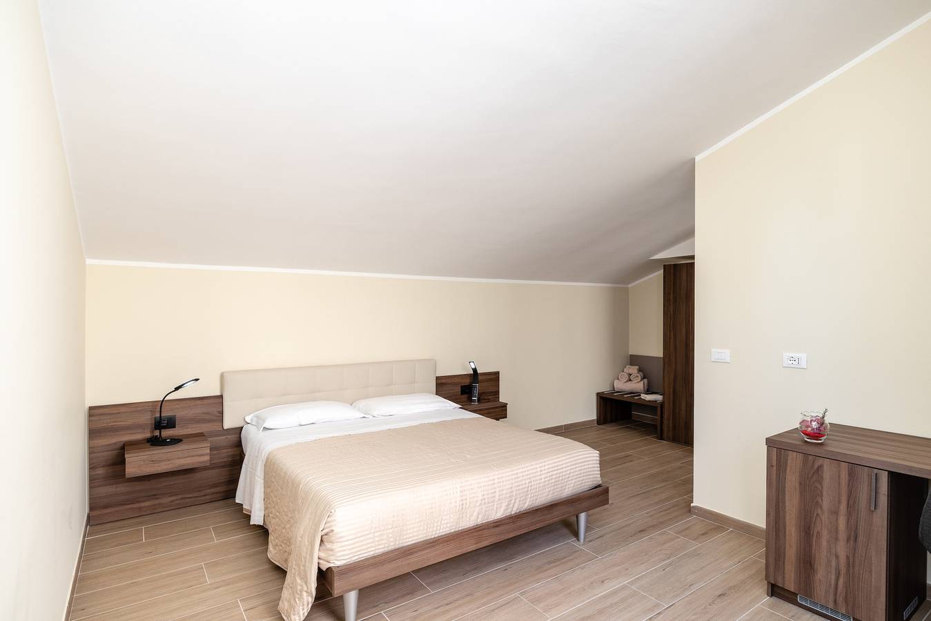 Entire vacation apartment, Scaligero Rooms Carmen in Centro Storico di Verona, Verona