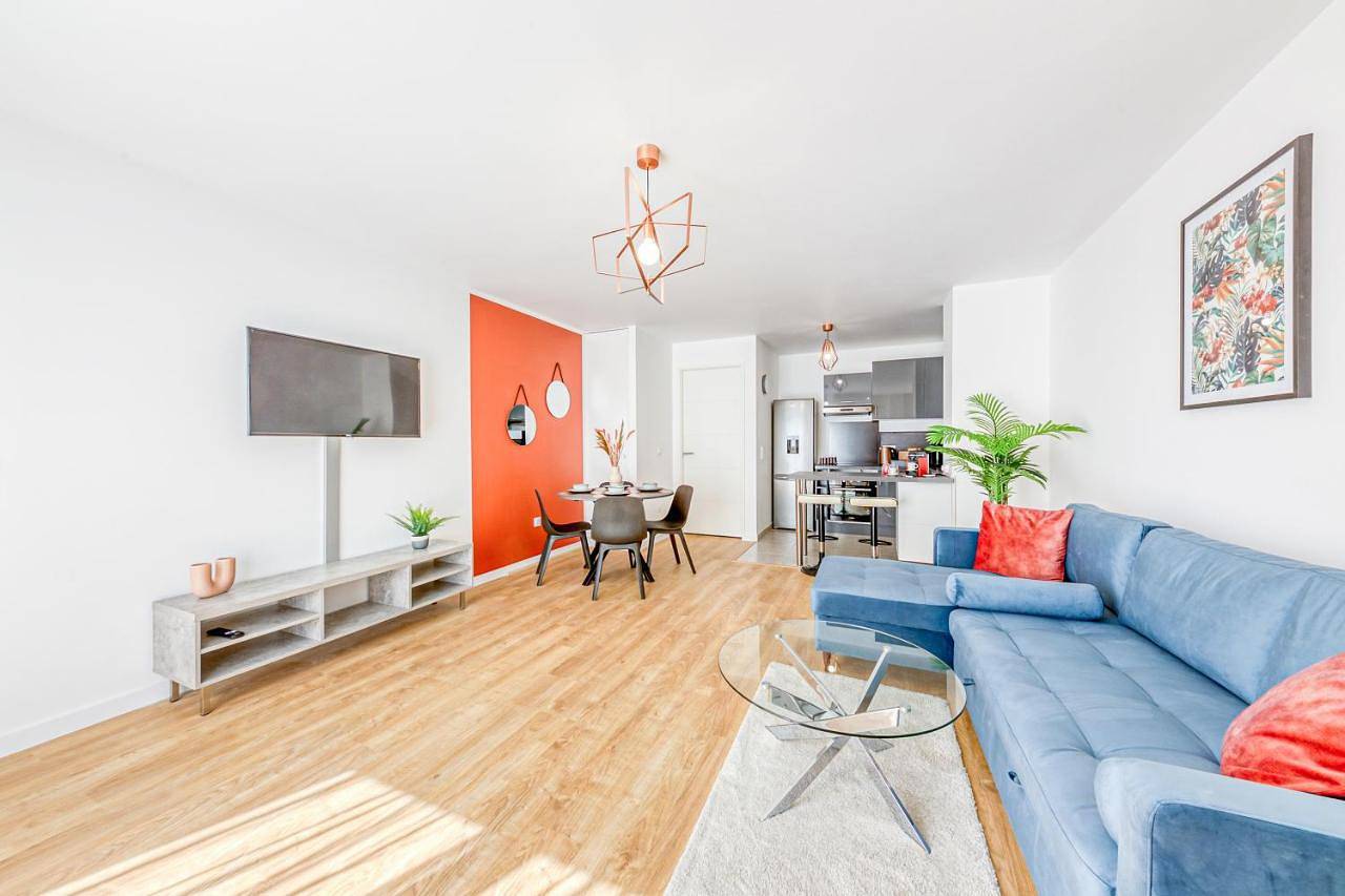 Appartement entier, Two-Bedroom Apartment with Balcony and Terrace in Massy, Essonne